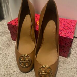 Brand New in Box Tory Burch Tan Leather Round-Toe Heel with Gold Logo